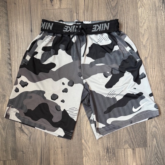 Nike Men's Camouflage Print Athletic‎ Shorts Gray Black White Size Medium - Picture 2 of 6